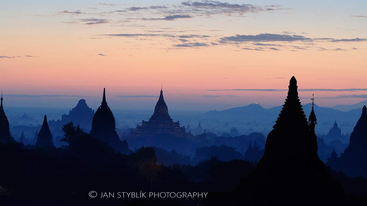 Baganská pláň s desítkami buddhistických chrámů za úsvitu, Bagan, Myanma